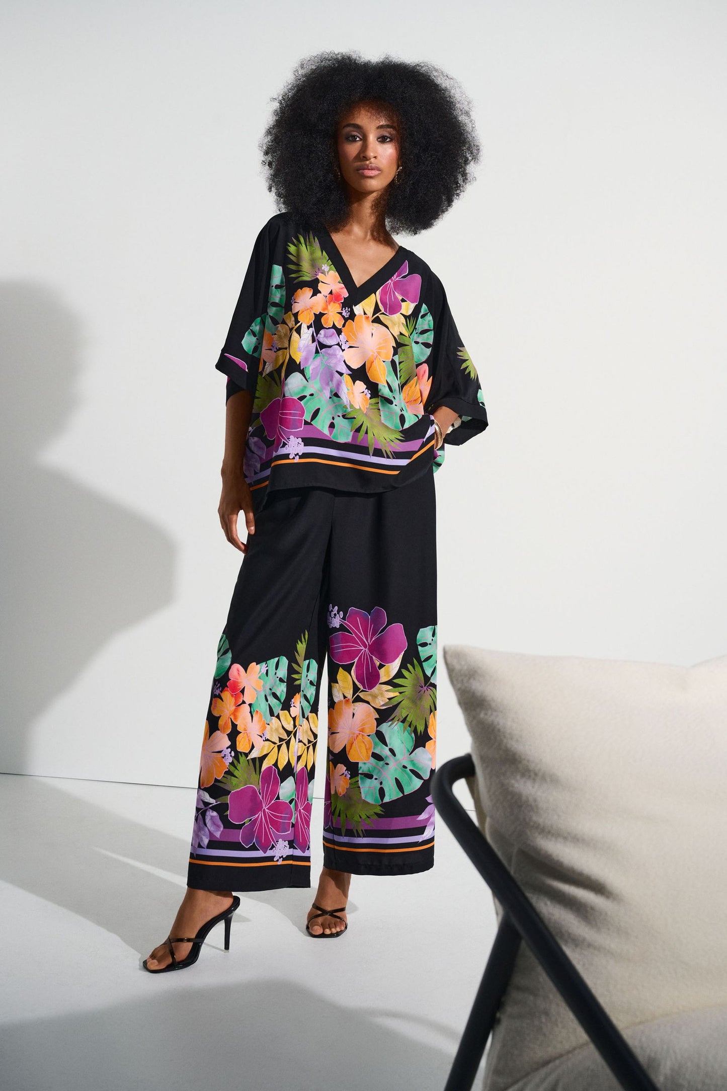 252217 Pantaloni a gamba larga in tessuto con stampa floreale