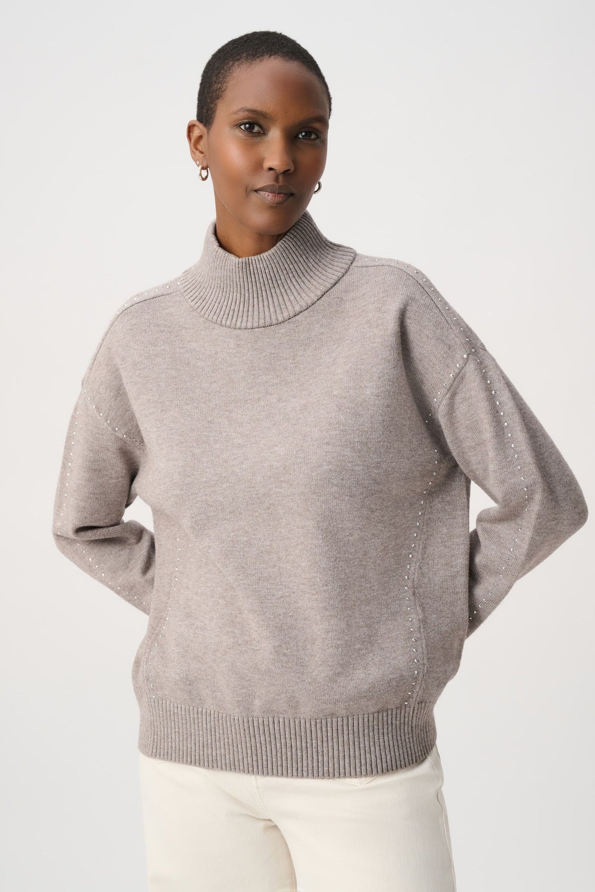 264934 Maglione dolcevita decorato