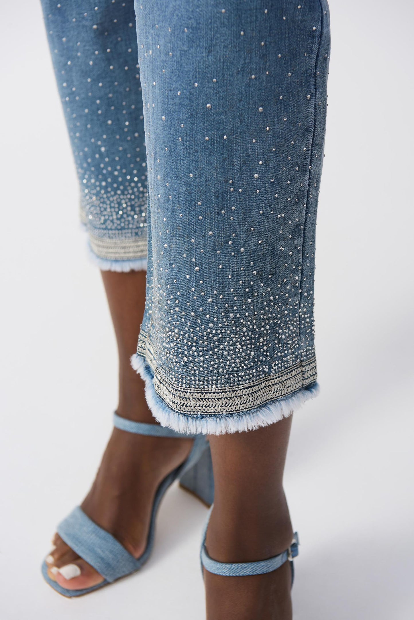 251956 Jeans corti elasticizzati dal taglio dritto