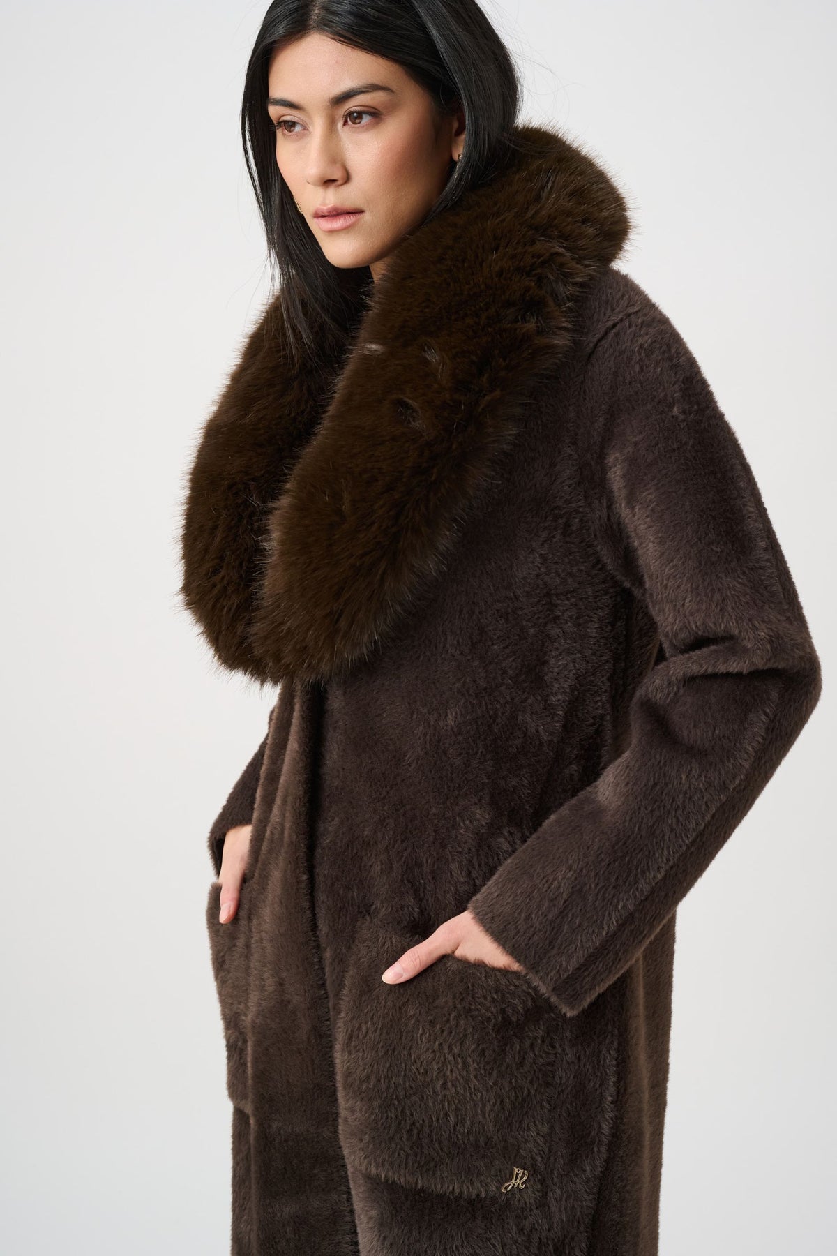 263973 Cappotto in maglia di filato di piume con collo in pelliccia sintetica rimovibile