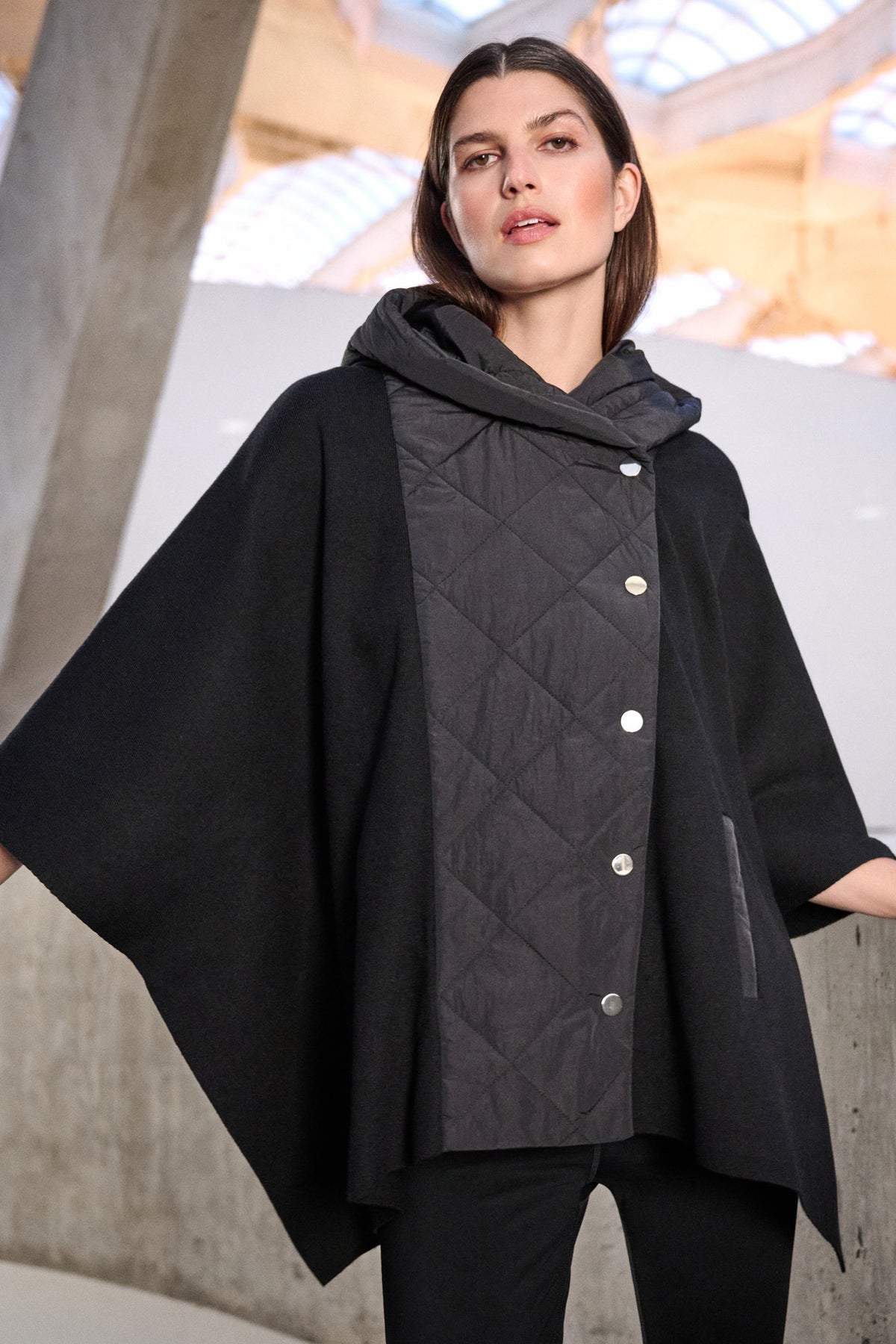 263627 Giacca poncho trapuntata in maglia