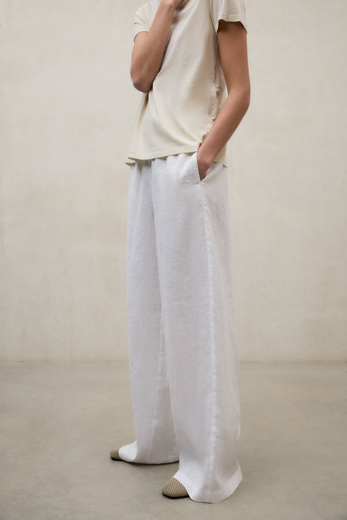 Outfit donna mare: Birkenstock Arizona Big Buckle - EVA + Ecoalf Pantaloni Mossi