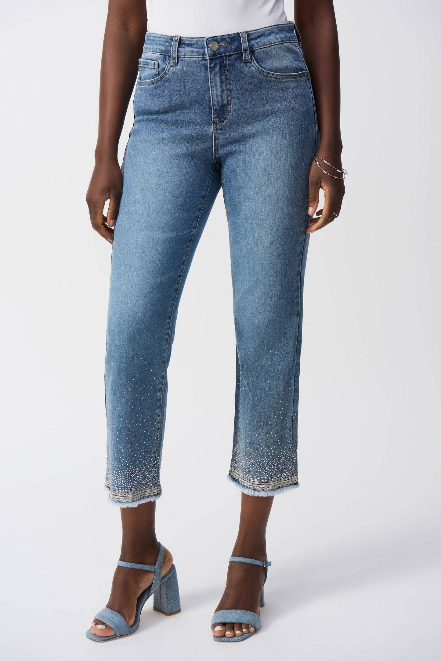 251956 Jeans corti elasticizzati dal taglio dritto