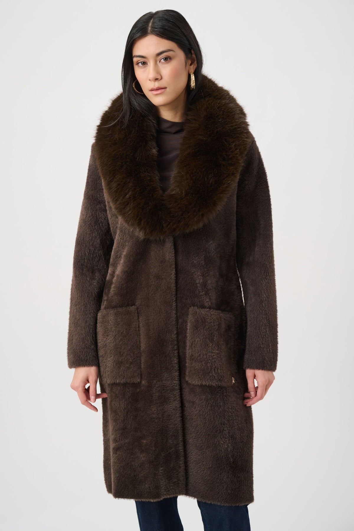 263973 Cappotto in maglia di filato di piume con collo in pelliccia sintetica rimovibile
