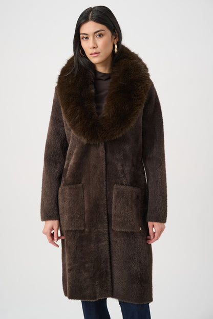 263973 Cappotto in maglia di filato di piume con collo in pelliccia sintetica rimovibile