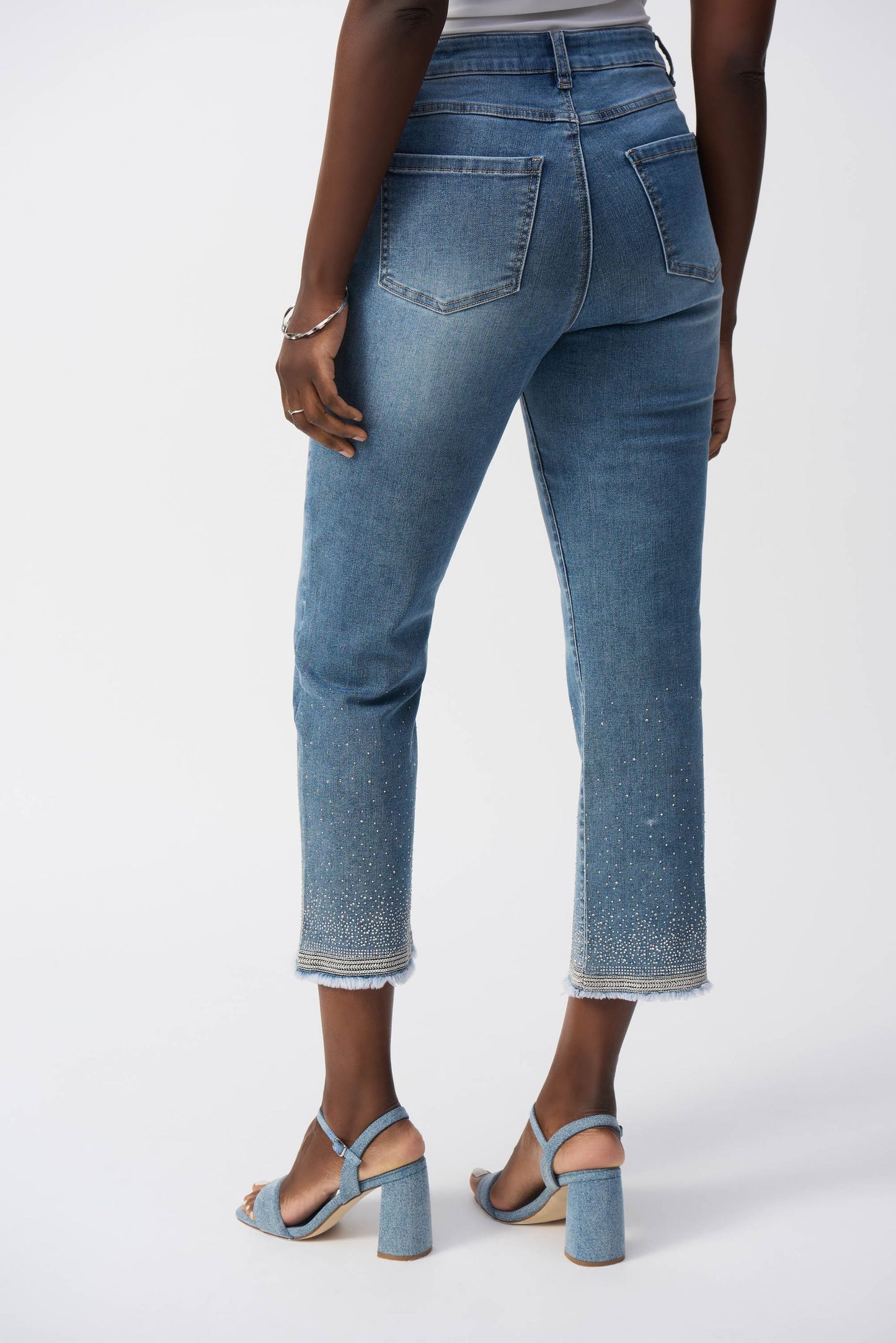 251956 Jeans corti elasticizzati dal taglio dritto