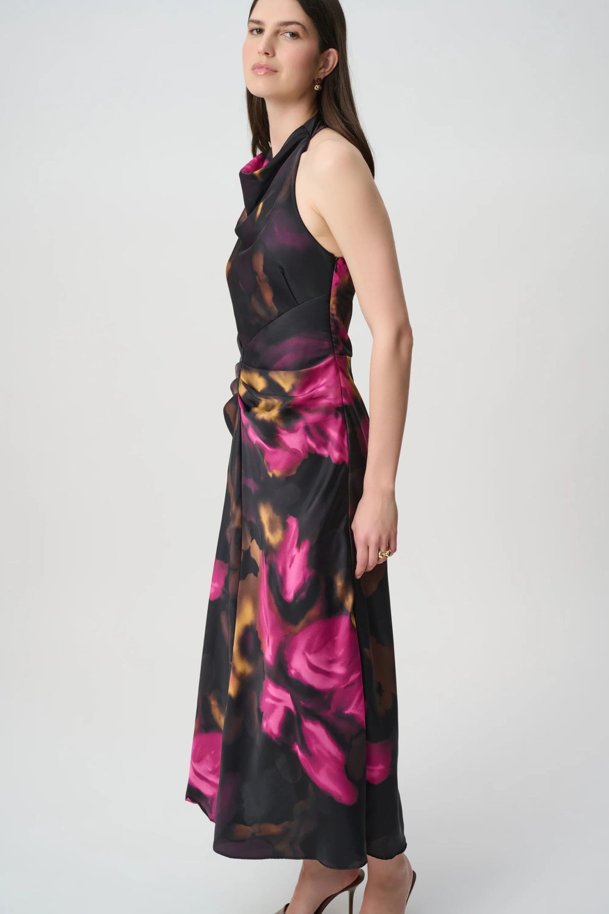 264213 Abito midi in raso floreale con scollo all’americana