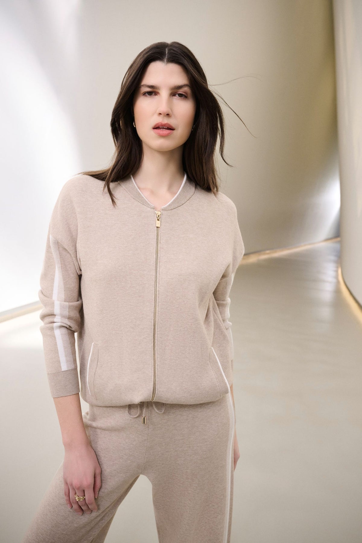 264616 Giacca bomber con maniche a righe