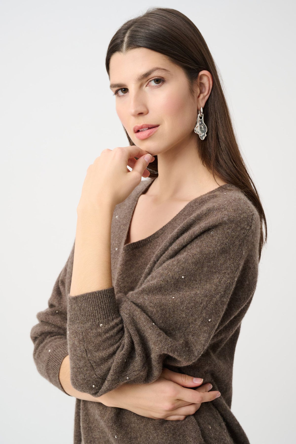 263940 Maglione squadrato in cashmere con dettagli in strass