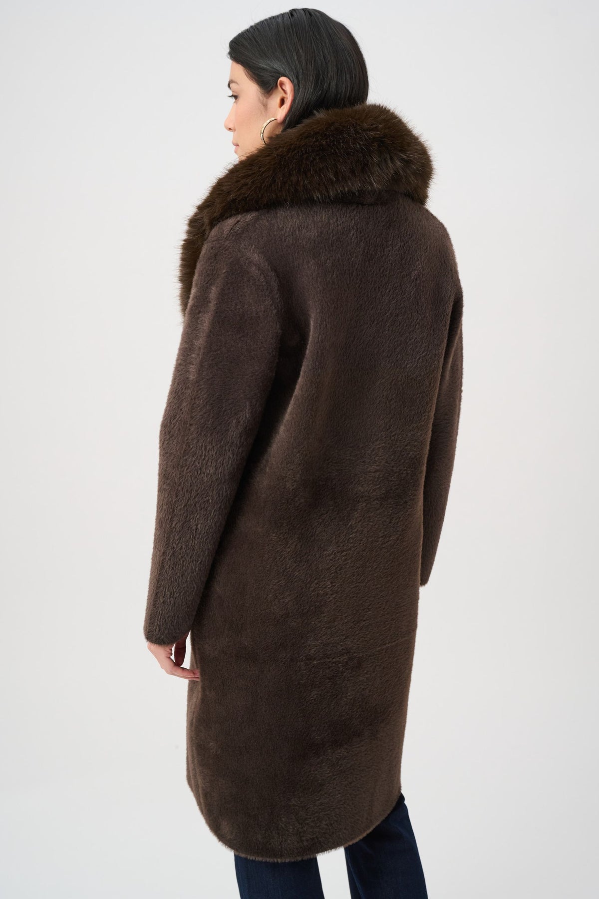 263973 Cappotto in maglia di filato di piume con collo in pelliccia sintetica rimovibile