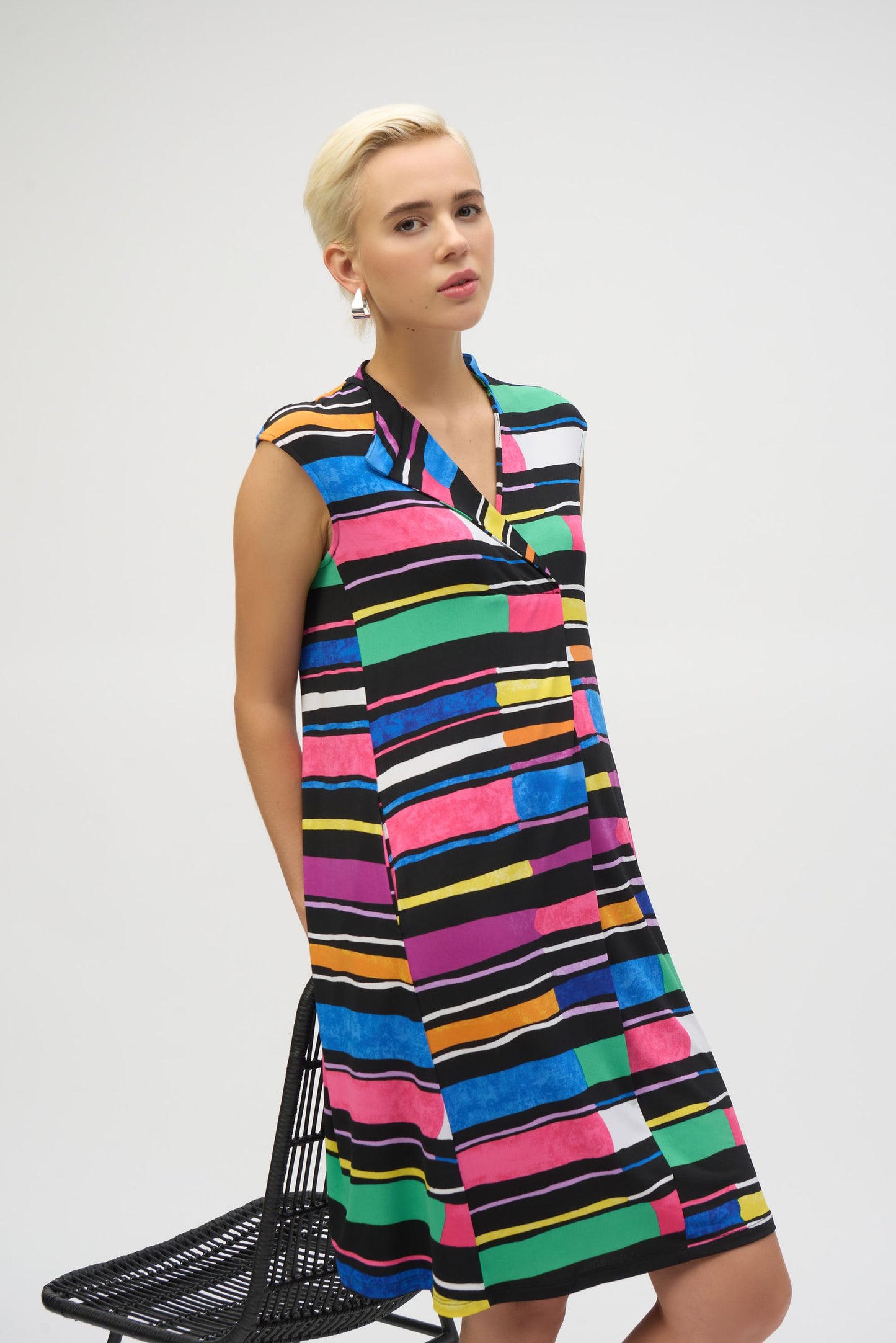 252171 Abito a trapezio in maglia effetto seta con stampa a righe
